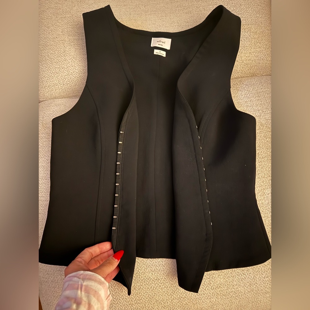 Aritzia Wilfred Black Crepette Attire Vest - Picture 3 of 6